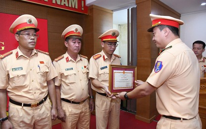 Khen thưởng lực lượng CSGT tăng cường phục vụ A80