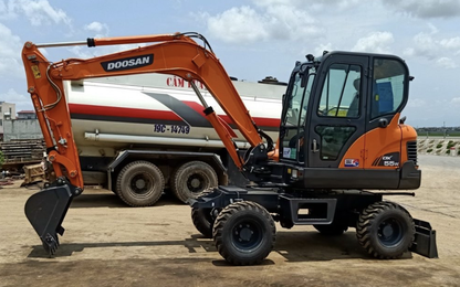 Nên mua máy xúc bánh xích hay máy xúc bánh lốp?