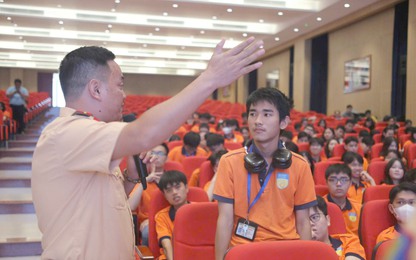 Hơn 400 sinh viên Trường Đại học Công nghệ TP.HCM ký cam kết chấp hành Luật Trật tự, an toàn giao thông đường bộ