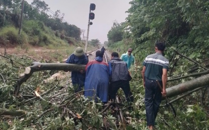 Ngành Đường sắt căng mình đảm bảo an toàn chạy tàu trong bão số 10