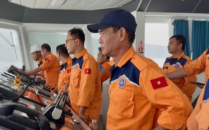 Khẩn trương tìm kiếm, cứu nạn 11 thuyền viên mất tích trong bão số 10