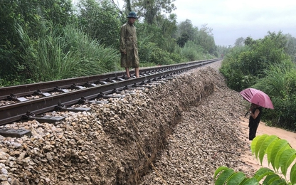 Gián đoạn đường sắt do bão số 10, hành khách được chuyển tải bằng đường bộ