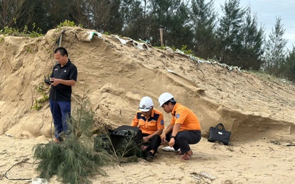 Chạy đua thời gian tìm kiếm 9 thuyền viên trên hai tàu cá bị chìm ở Quảng Trị trong bão số 10