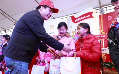 Vietjet mang niềm vui Tết đến với bà con dân tộc