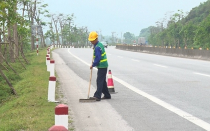 Người công nhân làm đẹp cho những cung đường