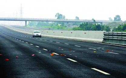 Rải vàng mã, tiền lẻ trên cao tốc: Hủ tục cần loại bỏ!