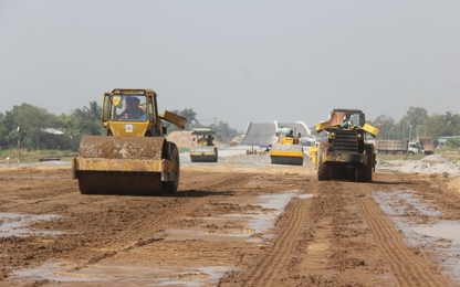 Hối hả trên cao tốc Bến Lức - Long Thành