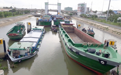 Phương tiện tải trọng gần 1.000 tấn lưu thông qua âu Rạch Chanh an toàn