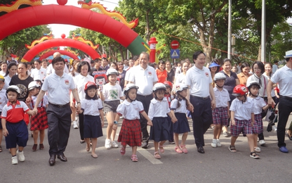 Mũ bảo hiểm đồng hành cùng con em đến trường