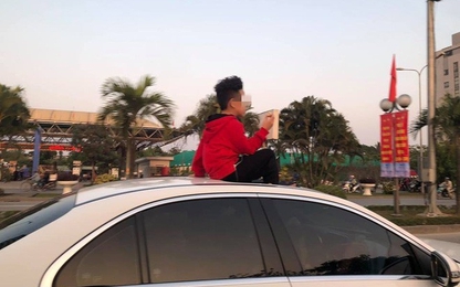 Nguy hiểm thói quen cho trẻ em hóng gió trên nóc ô tô