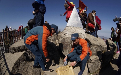 Đu dây nhặt rác quanh đỉnh Fansipan Sapa