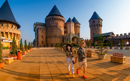 Đến Bà Nà du khách nữ nhận trang sức giá trị