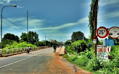 Mưa lũ gây sạt lở quốc lộ 6, làm 4 người chết và mất tích