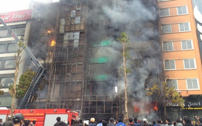 Hà Nội: Cháy kinh hoàng liên tiếp 4 nhà trên phố Trần Thái Tông