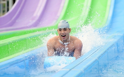 Trung Quốc hạ thủy tàu sân bay tự đóng đầu tiên