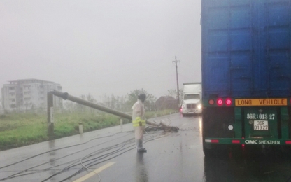 Khắc phục nhiều tuyến quốc lộ bị ngập úng, sạt lở taluy sau bão
