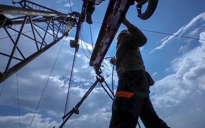 Chênh vênh cõng giấc mơ bắc thang nối đỉnh trời