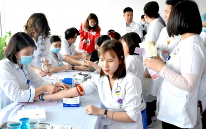 Gần 100 y, bác sỹ Bệnh viện GTVT hiến máu giữa mùa dịch Covid-19