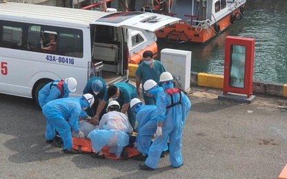 Cấp cứu khẩn thuyền trưởng tàu cá trên vùng biển nam Hoàng Sa