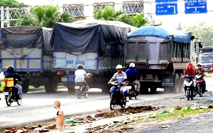 Nước cuốn sập cầu ở Biên Hòa, hàng trăm hộ dân bị cô lập