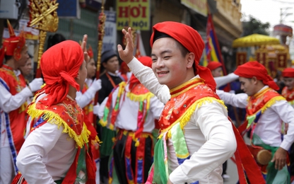 “Con đĩ đánh bồng” - Điệu múa giả gái độc đáo của làng Triều Khúc