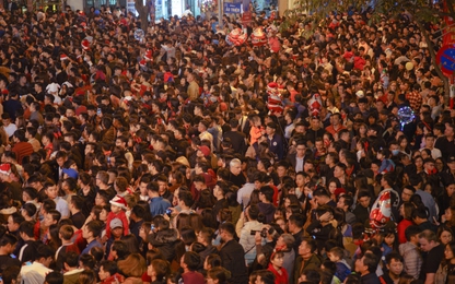 Đường phố Hà Nội “chật cứng” đón thời khắc thiêng liêng đêm Noel