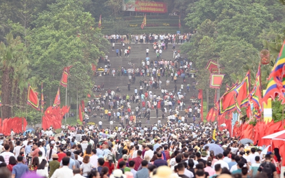 Tấp nập du khách hành hương về Đền Hùng trước ngày Giỗ Tổ 10/3