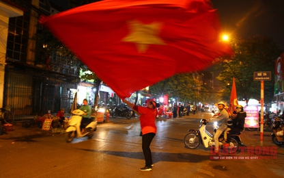 Hà Nội say sưa tiệc chiến thắng vô địch bóng đá Nam Seagames 30