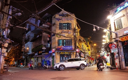 Phố Hà Nội vắng như Tết trong ngày đầu hạn chế kinh doanh