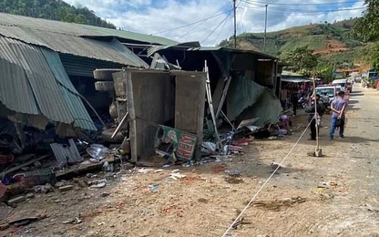 Xe tải chở cát lao vào quán ven đường, 2 người tử vong