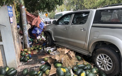 Thanh Hóa: Xe biển xanh đâm vào cửa hàng hoa quả khiến 2 người chết