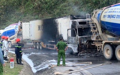 Video: Xe đầu kéo cháy trơ khung trên Quốc lộ 6