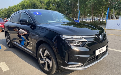 Cận cảnh xe điện VinFast VF 8 đầu tiên tại Việt Nam