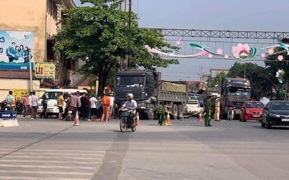 Hà Nội: 3 mẹ con chết thảm dưới bánh xe tải nặng