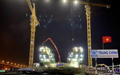 Ngắm công trường cầu Mỹ Thuận 2 lung linh ngày đêm "chạy nước rút"