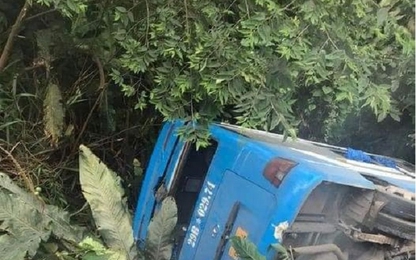 Xe ô tô chở 30 người, đổ đèo Tam Đảo mất lái, rơi xuống vực