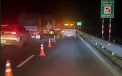 Xe tải đâm đuôi xe cẩu trên cao tốc, 2 người tử vong