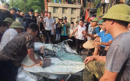 Xe tải đè nát ô tô con, 3 người tử nạn ở Hòa Bình