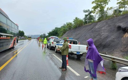 Xe khách va chạm xe giường nằm trên cao tốc, 6 người thương vong