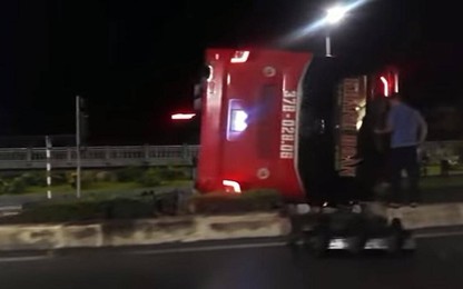 Xe khách đâm xe máy khiến 4 người tử vong