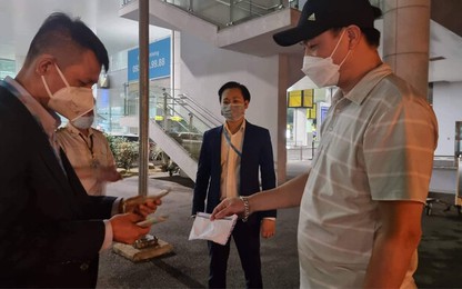 Chiếc phong bì có 320 triệu đồng và vị khách khả nghi ở Nội Bài