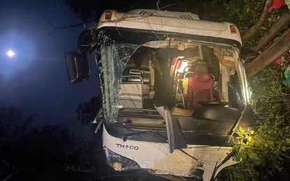 Phú Thọ: Xe khách chở 28 người lao xuống vực, 3 người tử nạn