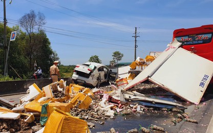 Xe đông lạnh đâm liên hoàn 3 ô tô dừng đèn đỏ ở Hà Tĩnh