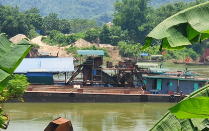 Phớt lờ quy định, tàu cuốc hút cát đua nhau "đục khoét" sông Lô
