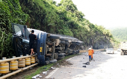 Xe đầu kéo mất phanh, lật nghiêng va rào chắn bánh xoay trên Dốc Cun