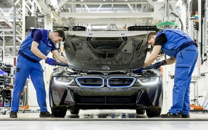 BMW i8 và dây chuyền sản xuất bằng robot