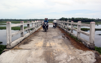 Người đàn bà nghèo bỏ tiền sửa cầu cho dân làng