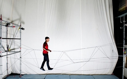 Máy bay drone xây cầu bằng dây cho người đi bộ