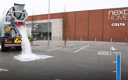 Mặt đường tự hút 4.000 lít nước ngập trong một phút