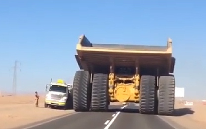 Xe khổng lồ trên đường cao tốc